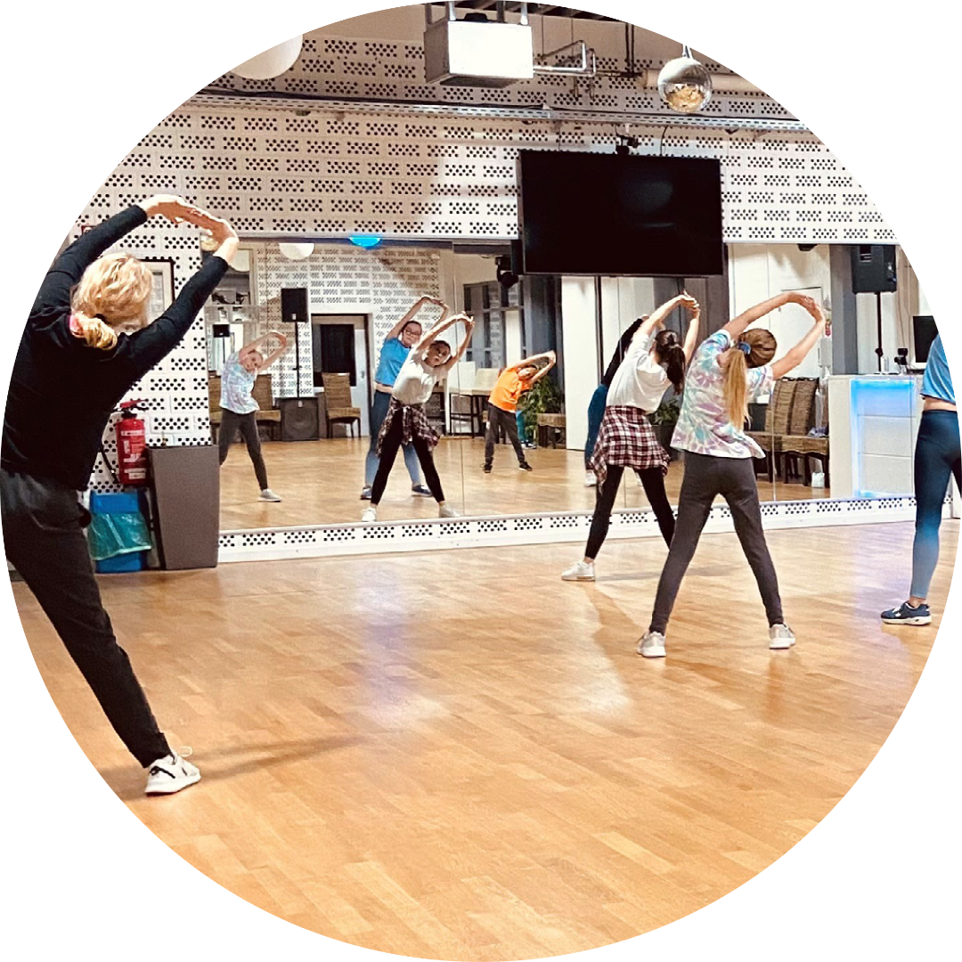 Teenager HipHop Gruppe beim Dehnen